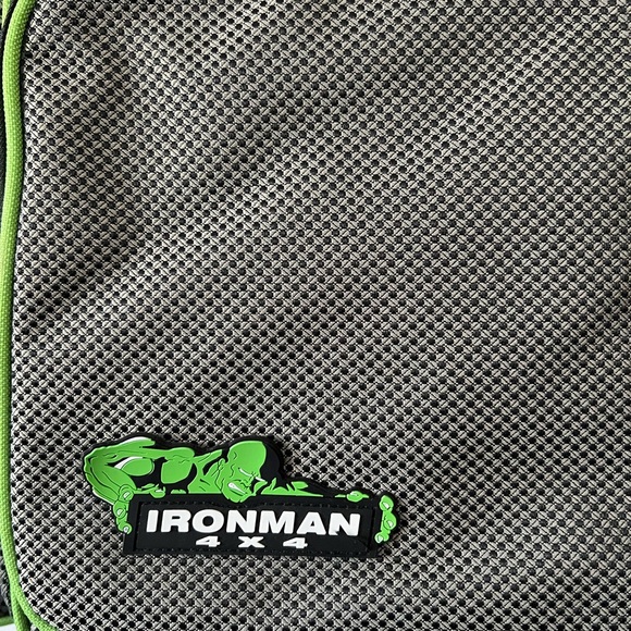 Iron man 6 person picnic set. Insulated aluminum wine cooler, easy setup. - Picture 2 of 7